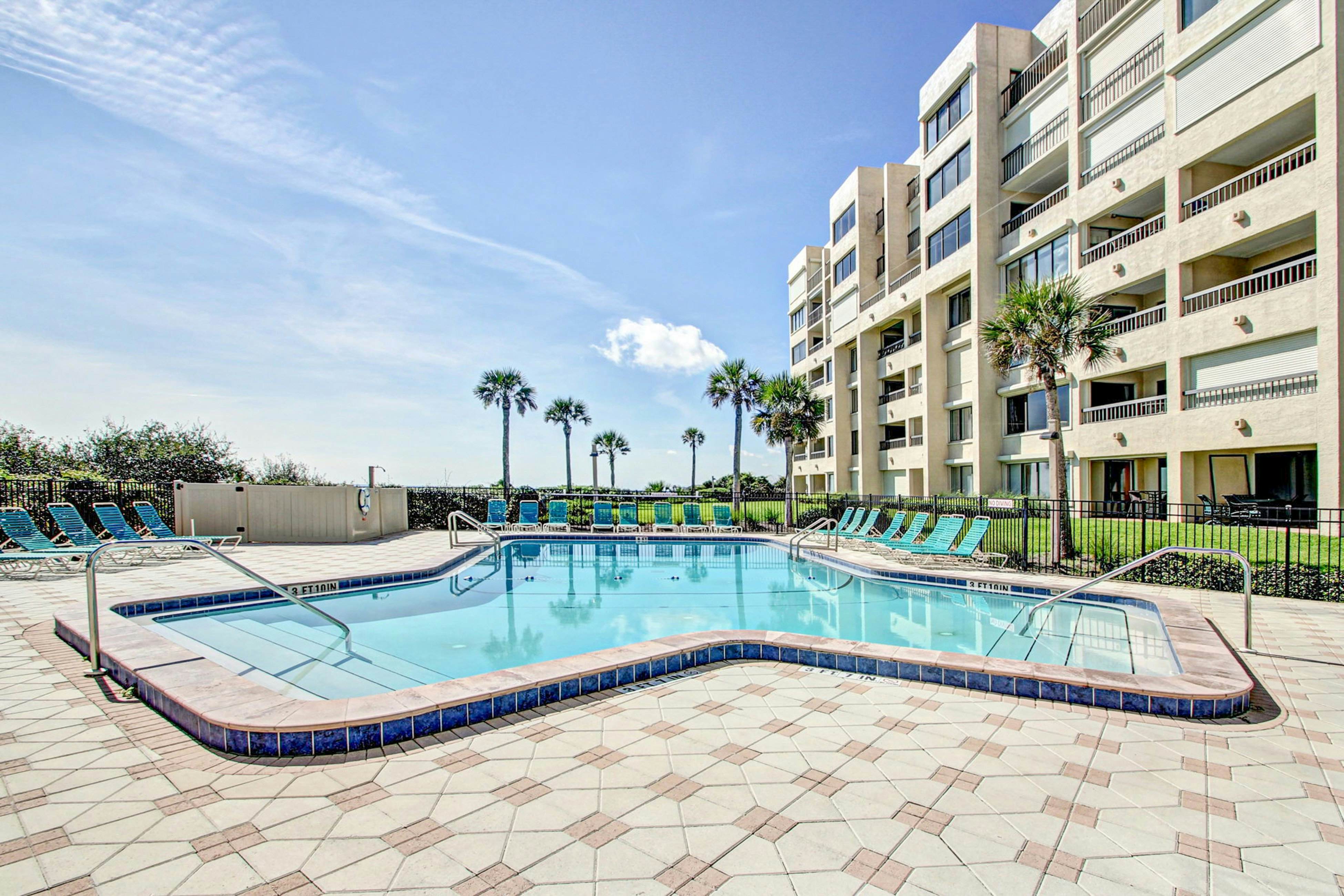 B147 Amelia Surf and Racquet