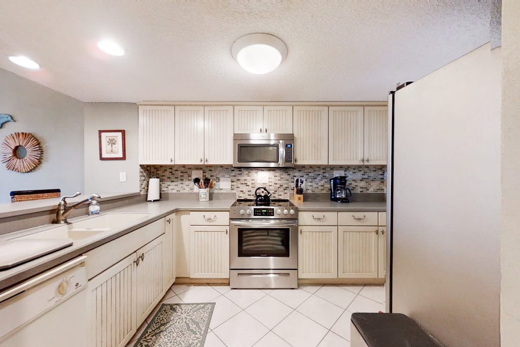 Dog-friendly condo steps to beach wth pool, AC & elevator