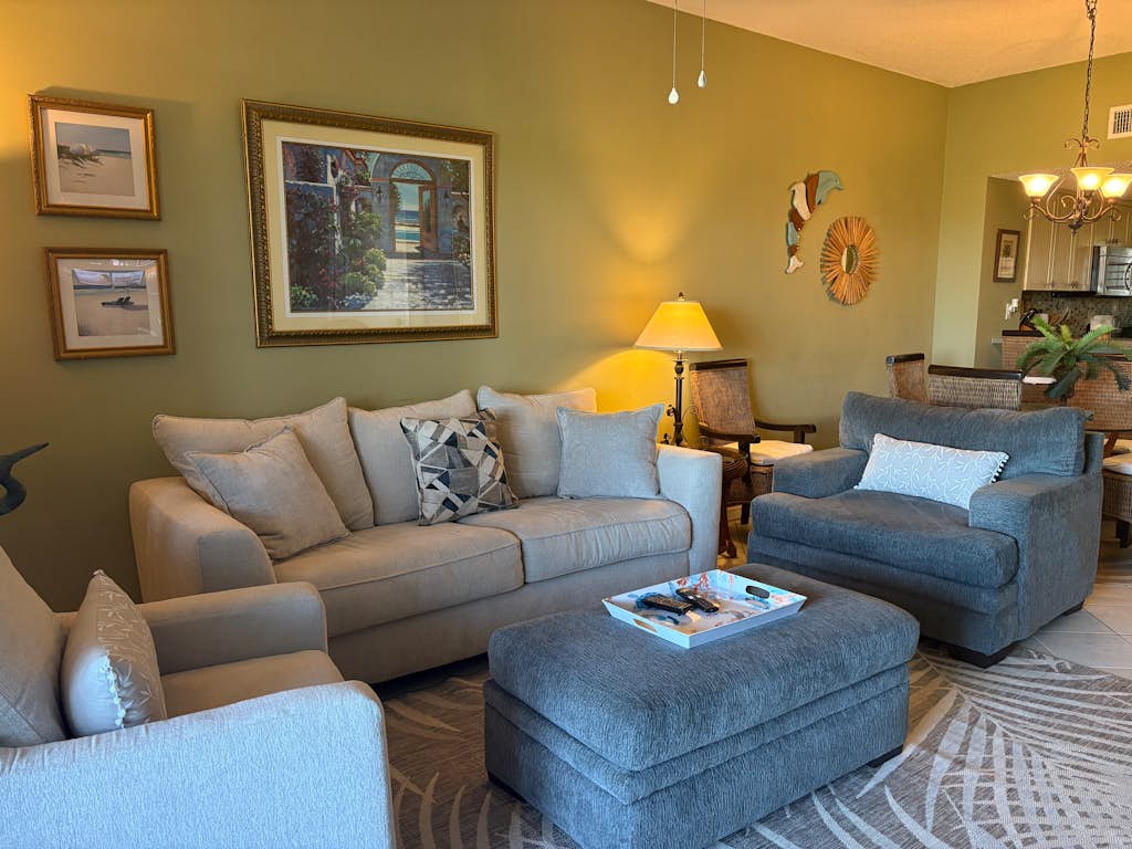 Dog-friendly condo steps to beach wth pool, AC & elevator