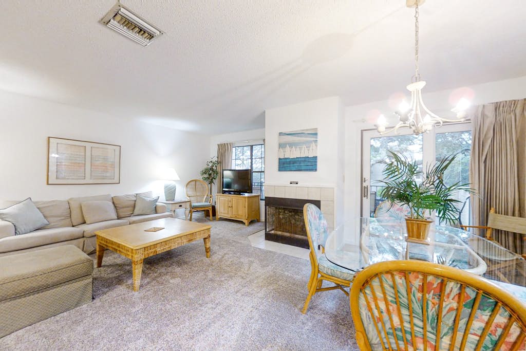 Two-story townhome with fast WiFi & pool - steps from the beach