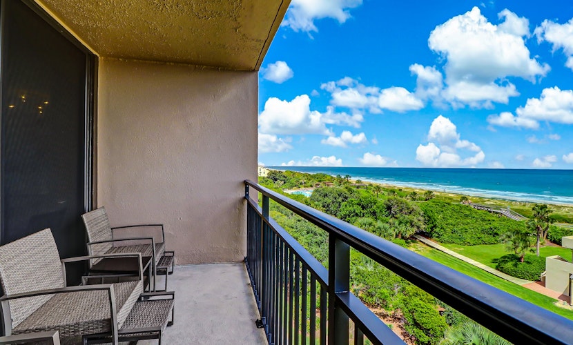 Renovated 3rd-floor condo with oceanfront balcony, AC & outdoor pool