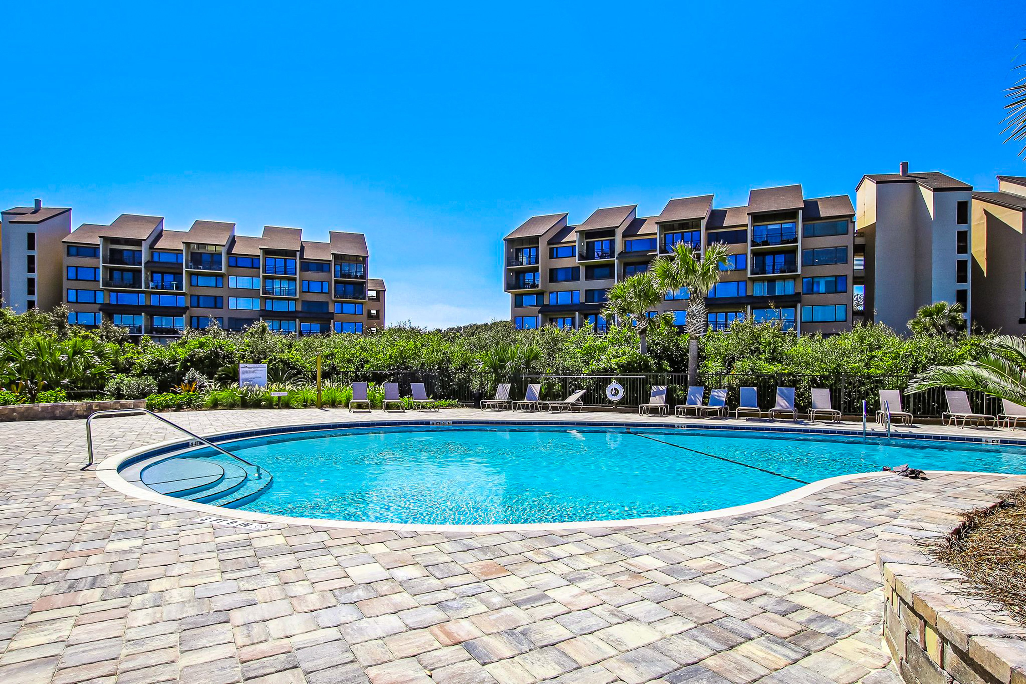 Renovated 3rd-floor condo with oceanfront balcony, AC & outdoor pool