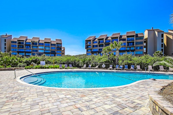 Renovated 3rd-floor condo with oceanfront balcony, AC & outdoor pool