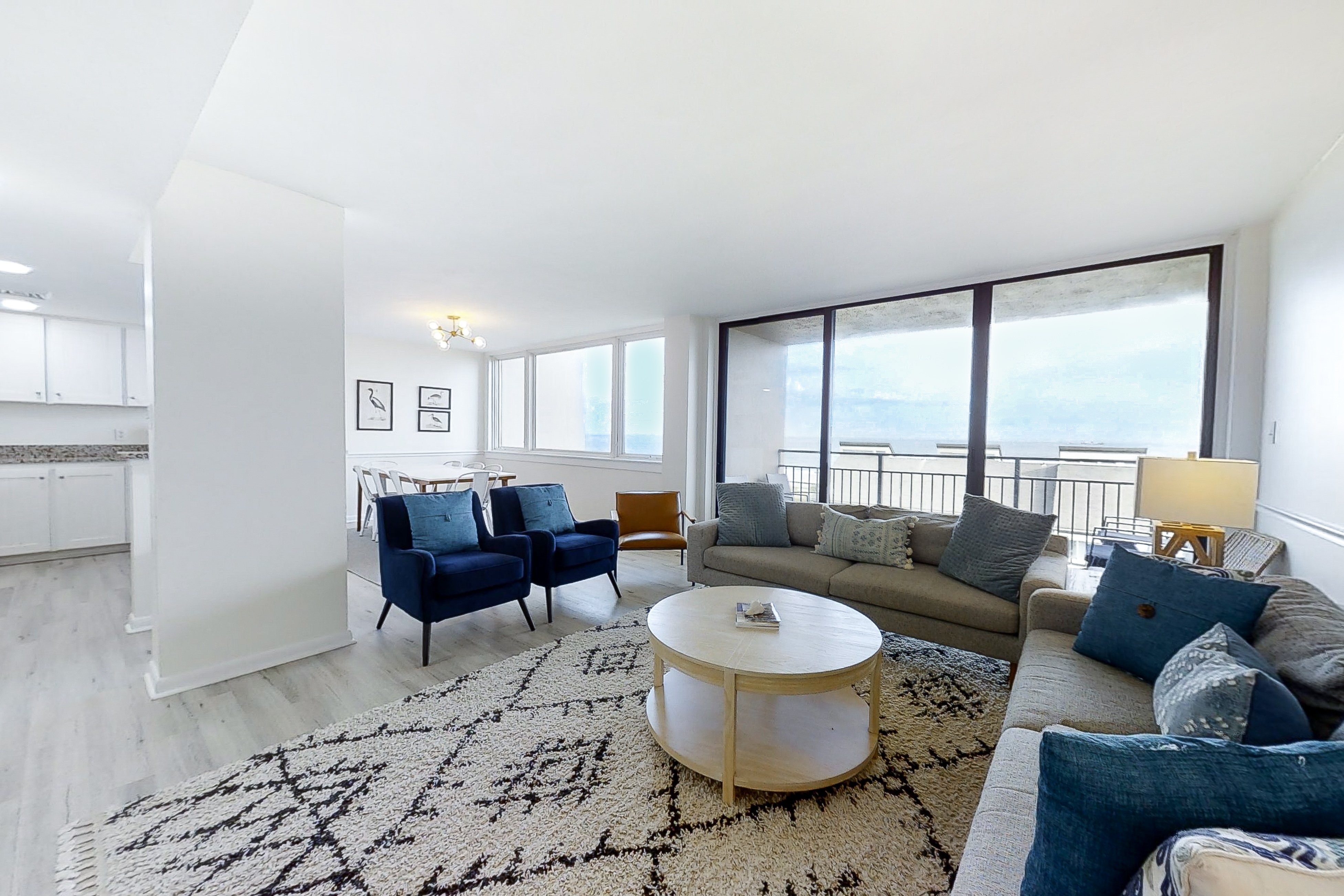Renovated 3rd-floor condo with oceanfront balcony, AC & outdoor pool
