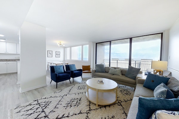 Renovated 3rd-floor condo with oceanfront balcony, AC & outdoor pool