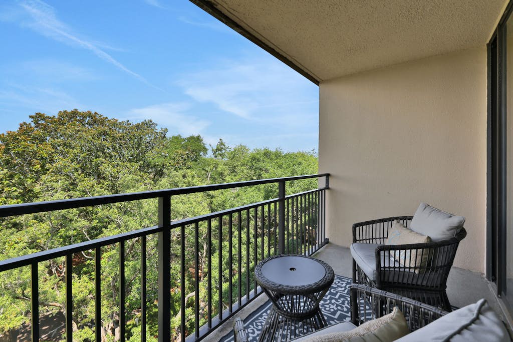 Renovated 3rd-floor condo with oceanfront balcony, AC & outdoor pool