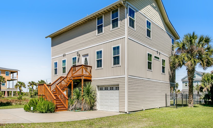 Beautiful 3-level home steps from the beach w/WiFi, washer/dryer, & central AC