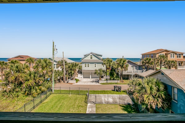 Beautiful 3-level home steps from the beach w/WiFi, washer/dryer, & central AC