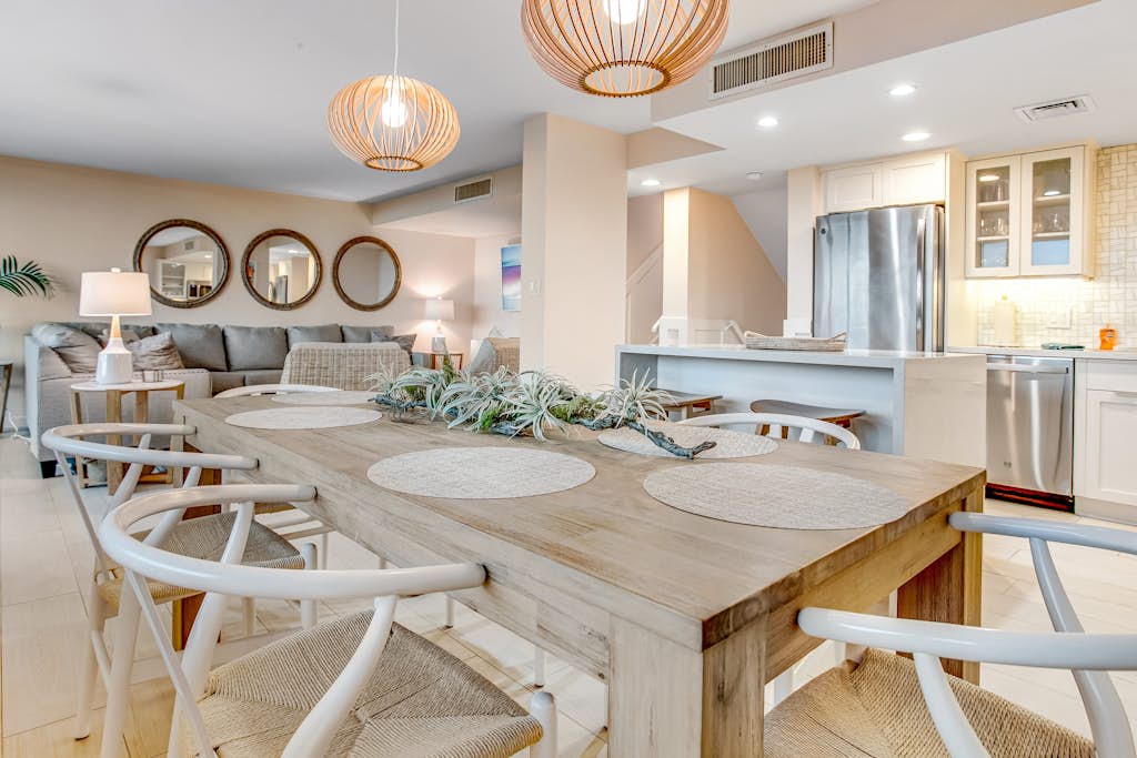 Beach condo with balcony, W/D, AC, outdoor pool & fast WiFi
