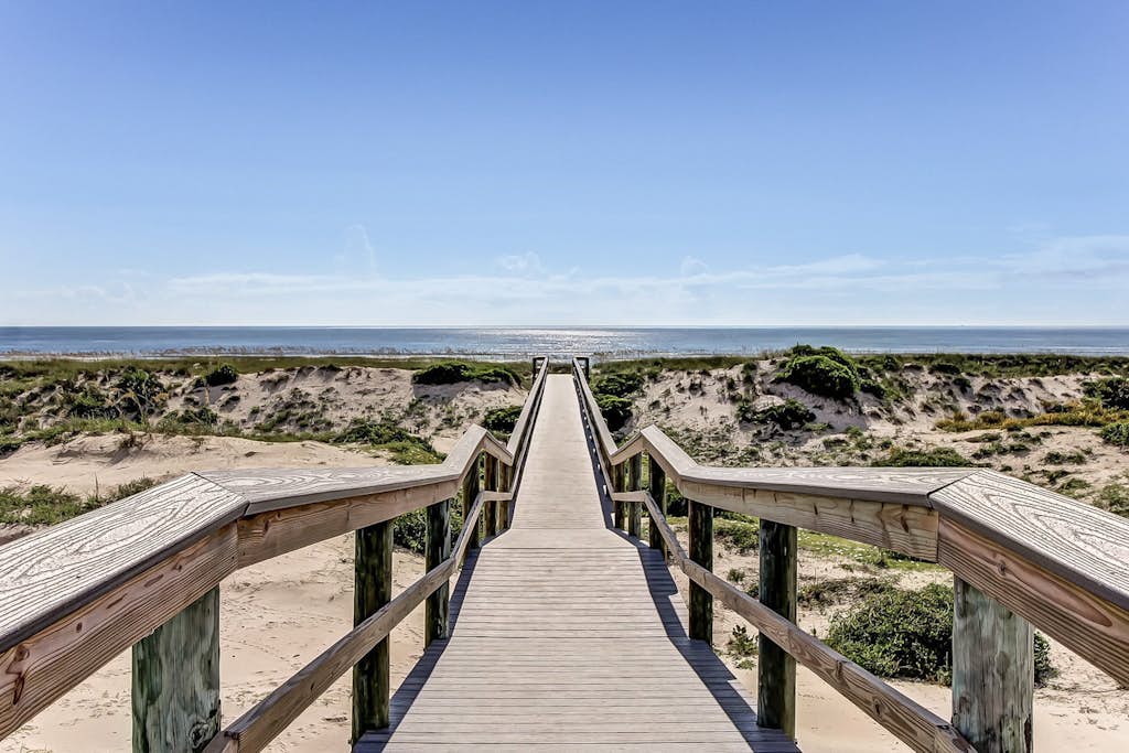 Lovely oceanfront townhouse in Summer Beach Village w/Shared Pool, Central AC