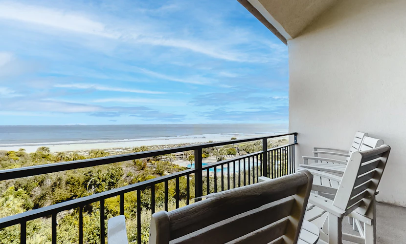 Oceanfront condo with balcony, water views, AC & outdoor pool