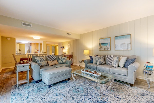 Dog-Friendly Beach Wood villa across the street from the beach with pool