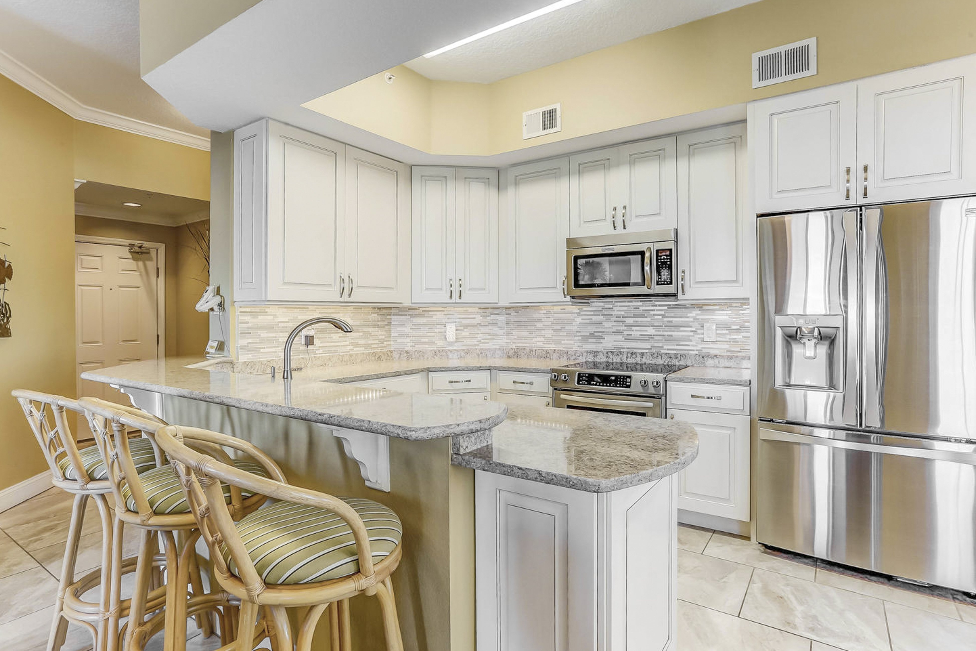 Oceanfront 5th-floor condo with balcony, gorgeous views & pool access