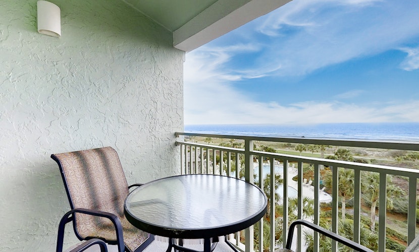 Oceanfront condo with breathtaking views, balcony, AC & outdoor pool