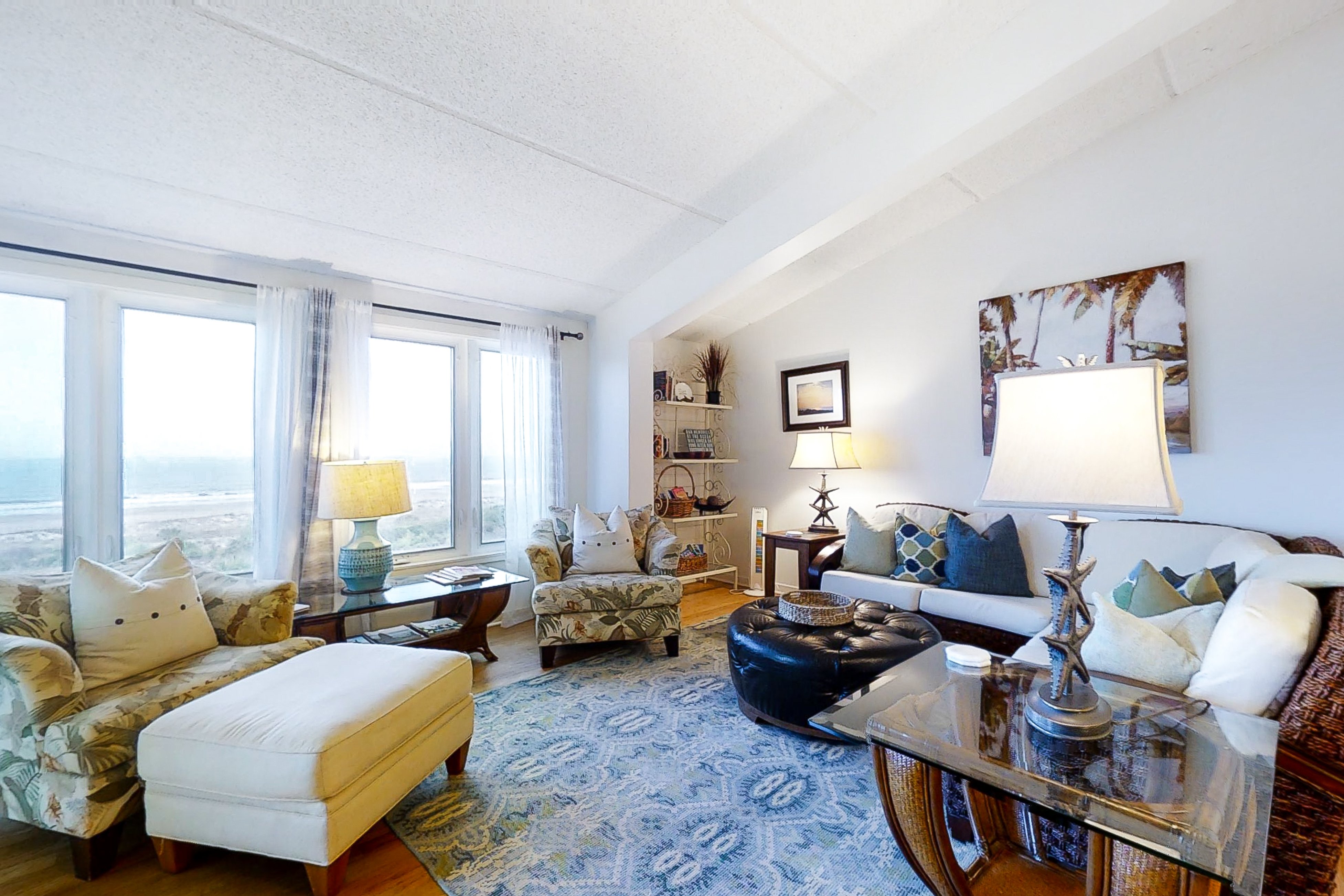 Oceanfront condo with breathtaking views, balcony, AC & outdoor pool