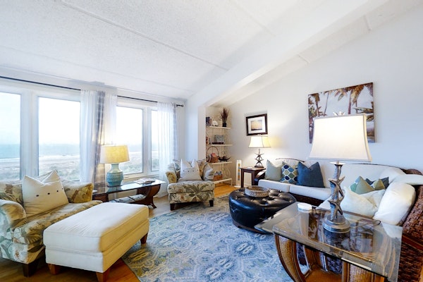 Oceanfront condo with breathtaking views, balcony, AC & outdoor pool