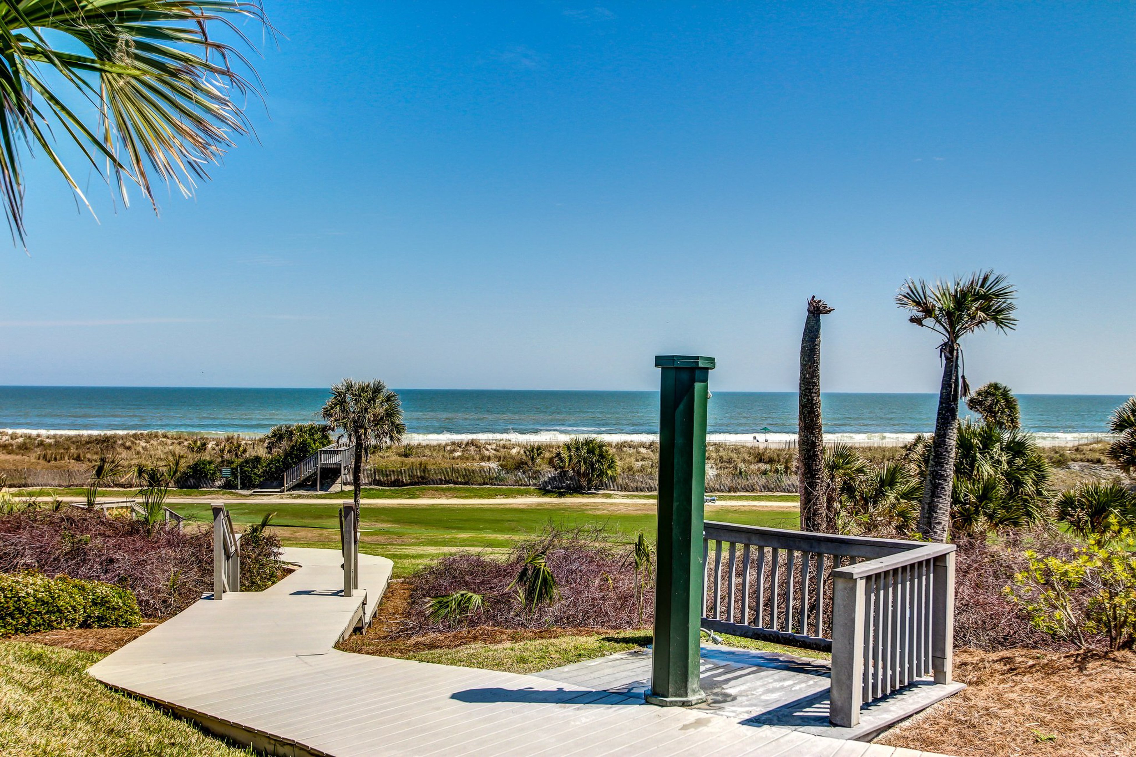 Oceanfront condo with breathtaking views, balcony, AC & outdoor pool
