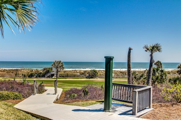 Oceanfront condo with breathtaking views, balcony, AC & outdoor pool