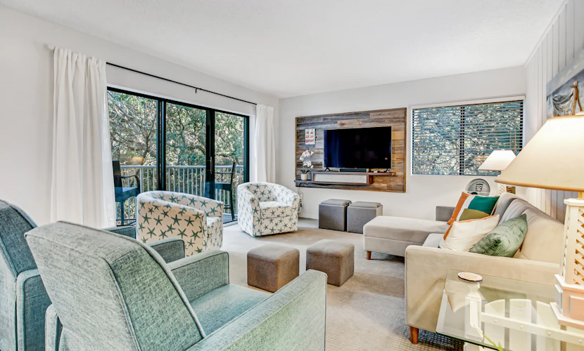 Beachwood Residence Nestled in a Canopy of Oak Trees