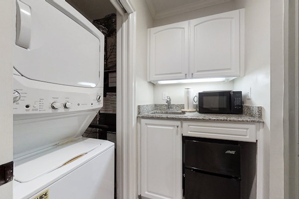 Dog-Friendly Tennis Villas Condo With Prime Location + Shared Pool, Free WiFi