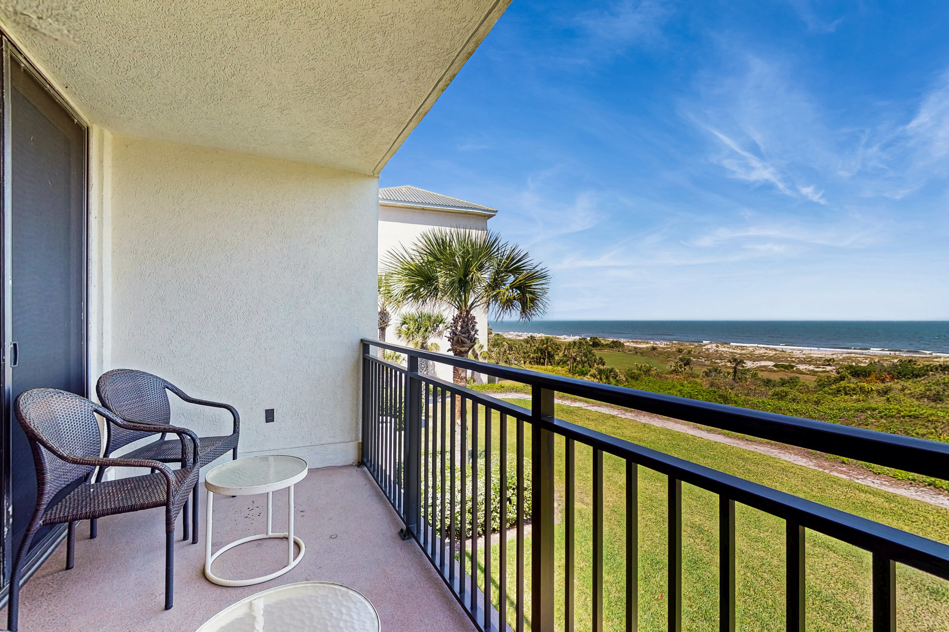 Renovated condo with easy beach access, balcony, pool & spectacular ocean views