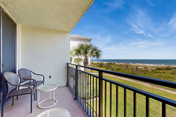 Renovated condo with easy beach access, balcony, pool & spectacular ocean views