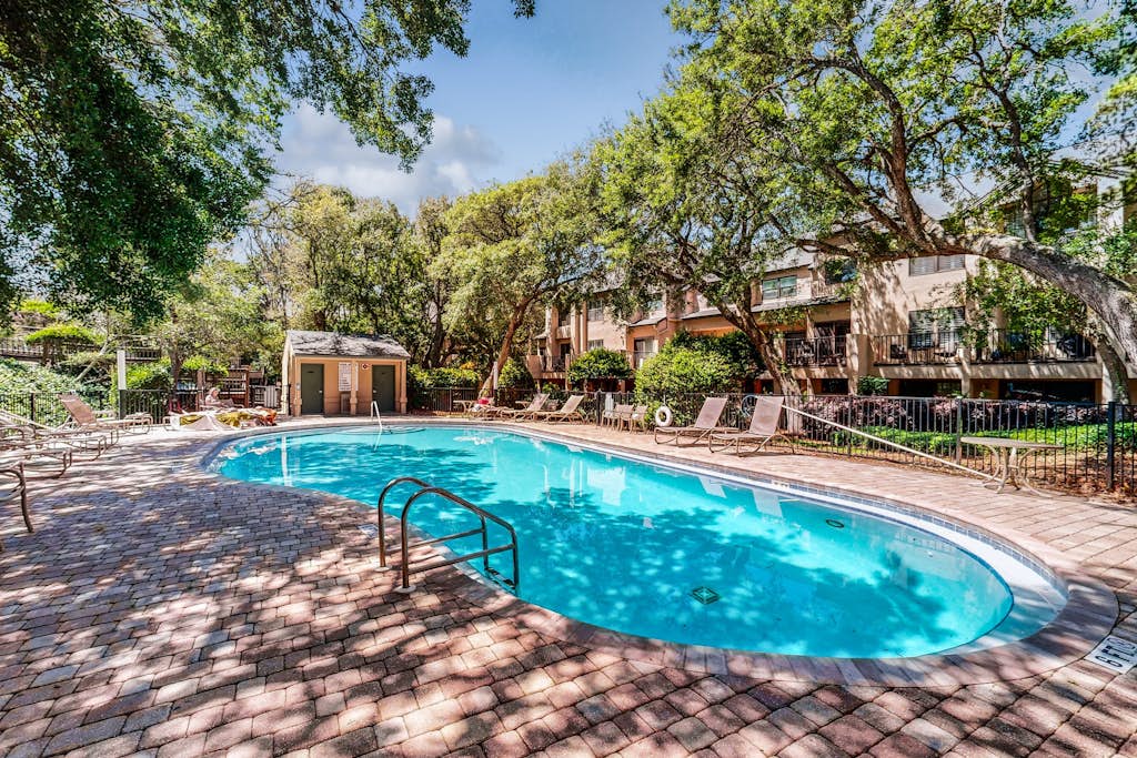 Oceanfront townhome with lovely ocean view, pool, fast WiFi & W/D
