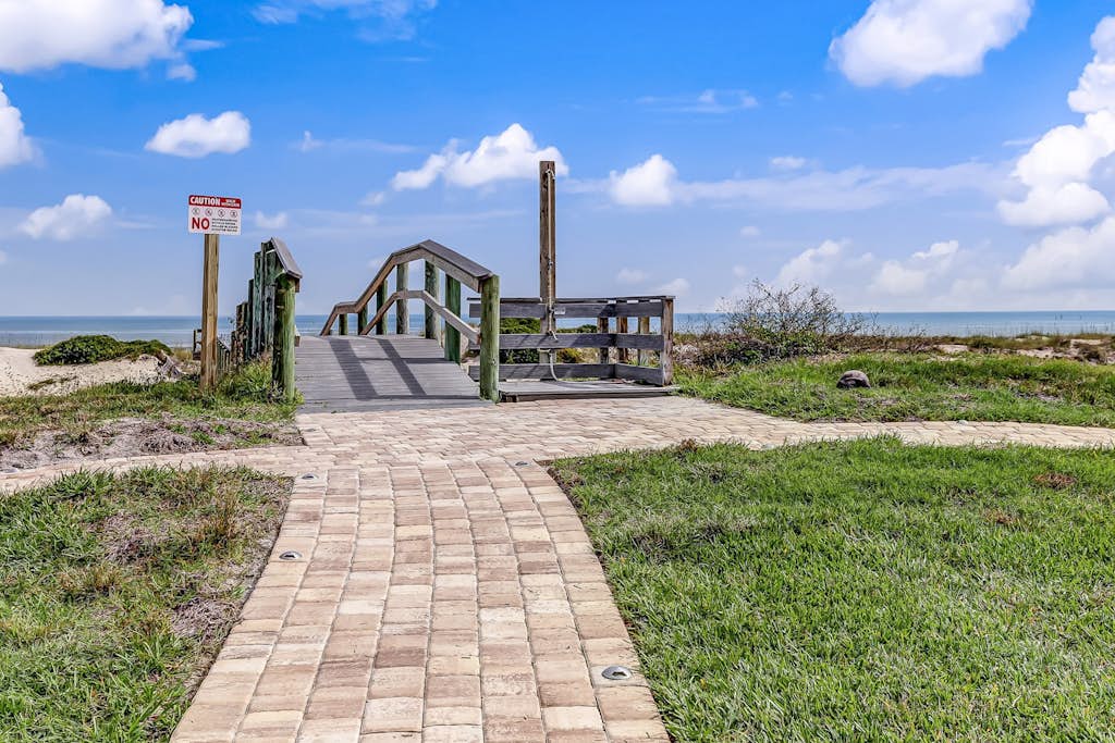 Oceanfront townhome with lovely ocean view, pool, fast WiFi & W/D