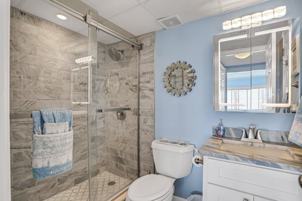Ocean-view condo with a scenic balcony & W/D - pool and beach access