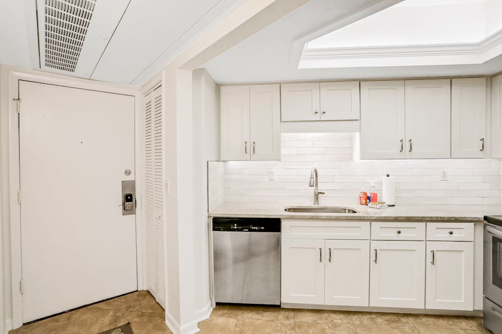 Beautiful Condo with Gorgeous Ocean Views from Balcony + Shared Pool & Free WiFi