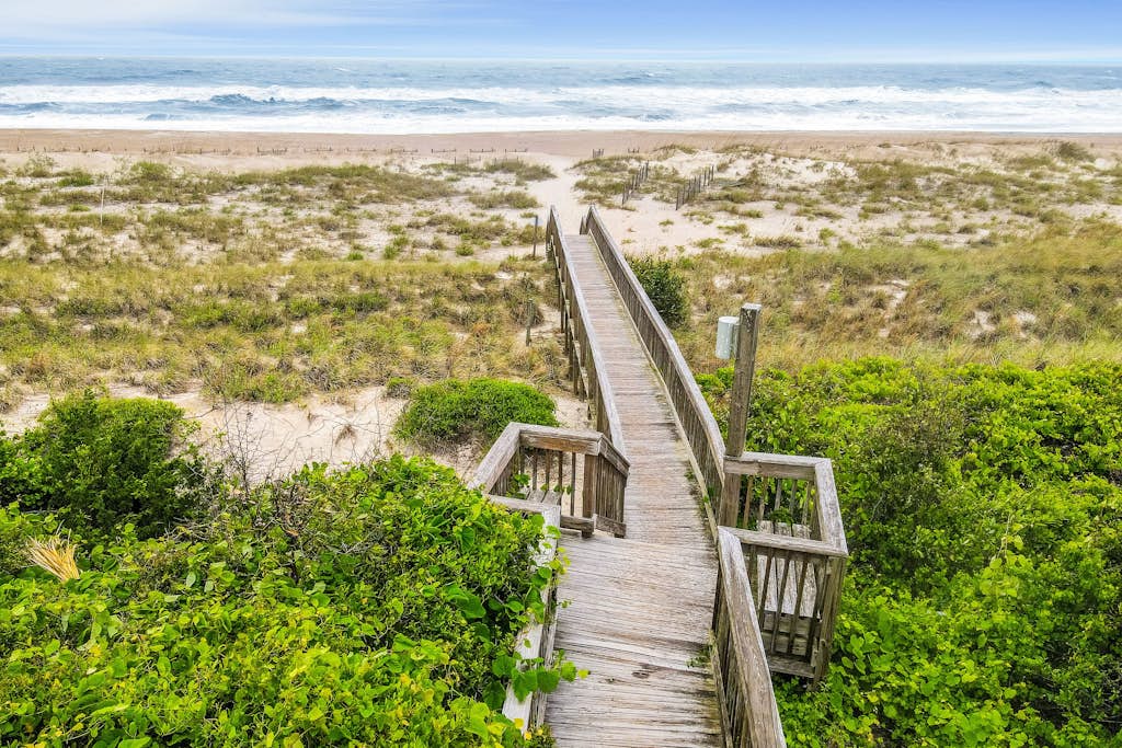 Beautiful Condo with Gorgeous Ocean Views from Balcony + Shared Pool & Free WiFi