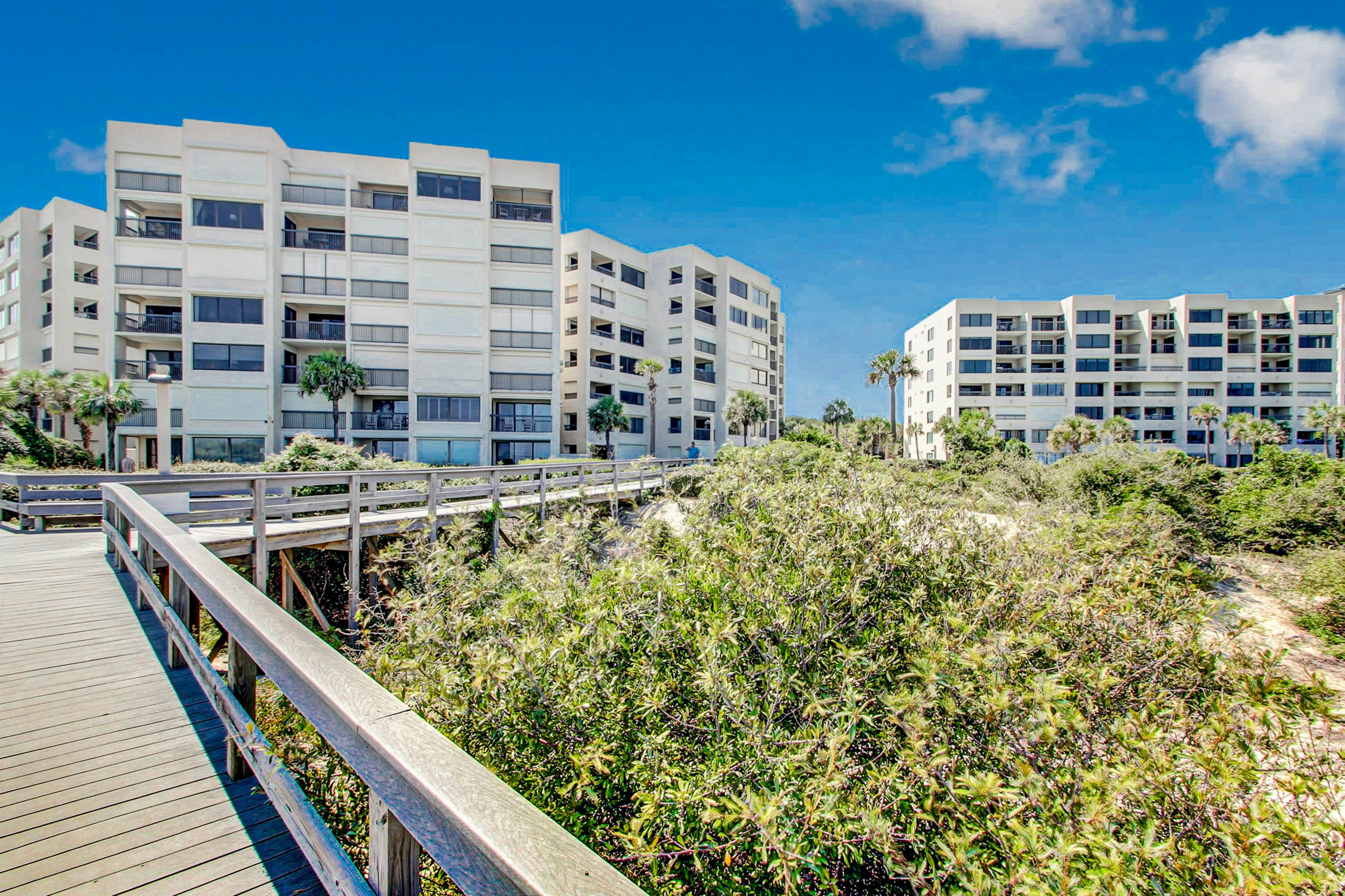 B101 Amelia Surf and Racquet