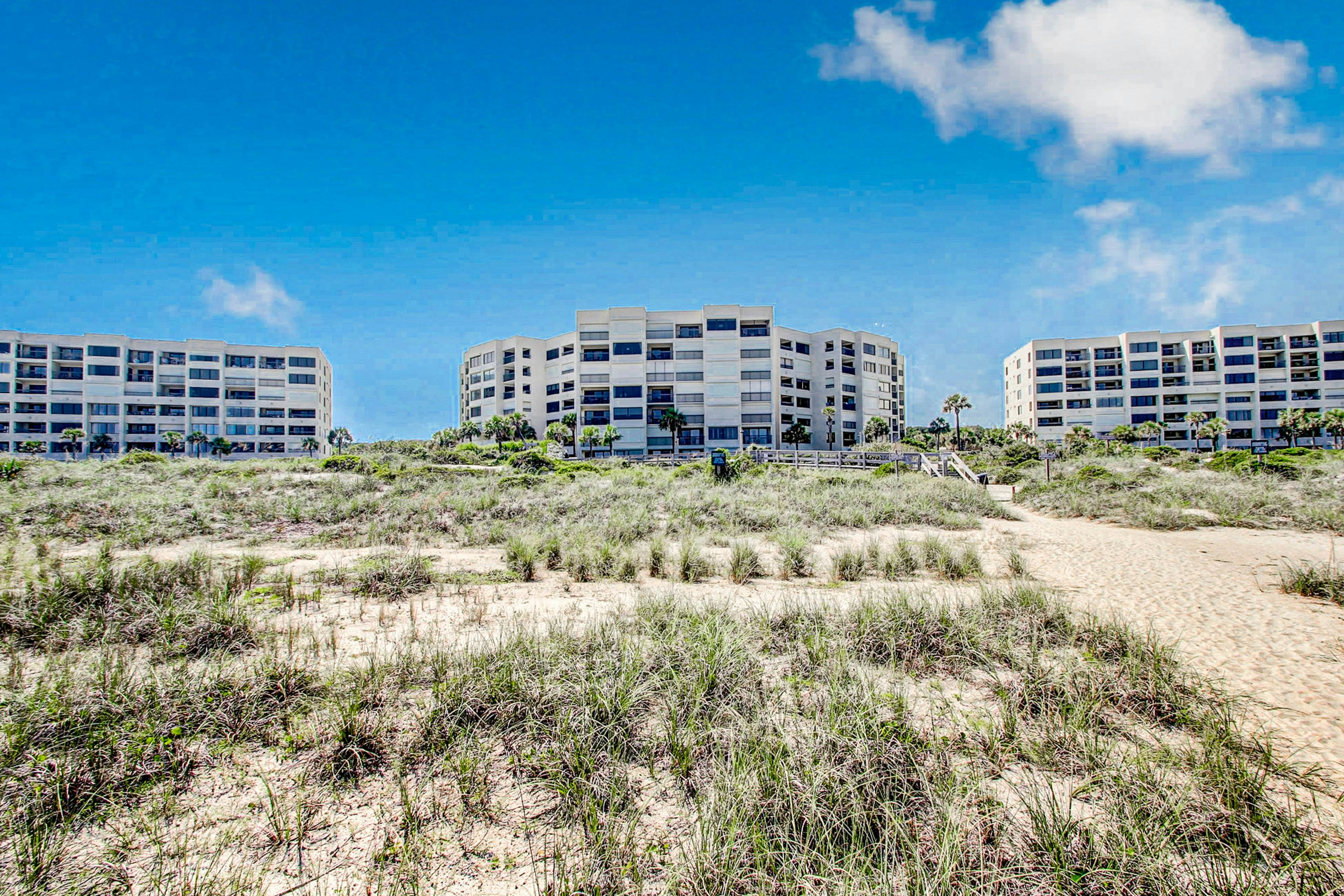 B101 Amelia Surf and Racquet