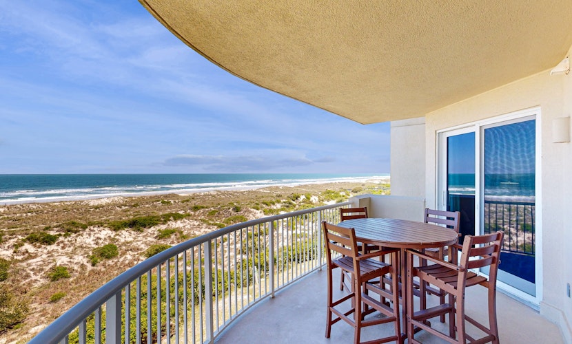 Oceanfront Condo with Great Ocean View, Balcony, Fast WiFi & 2 Shared Pools