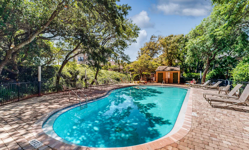 Bright & sunny oceanfront getaway with central AC & pool