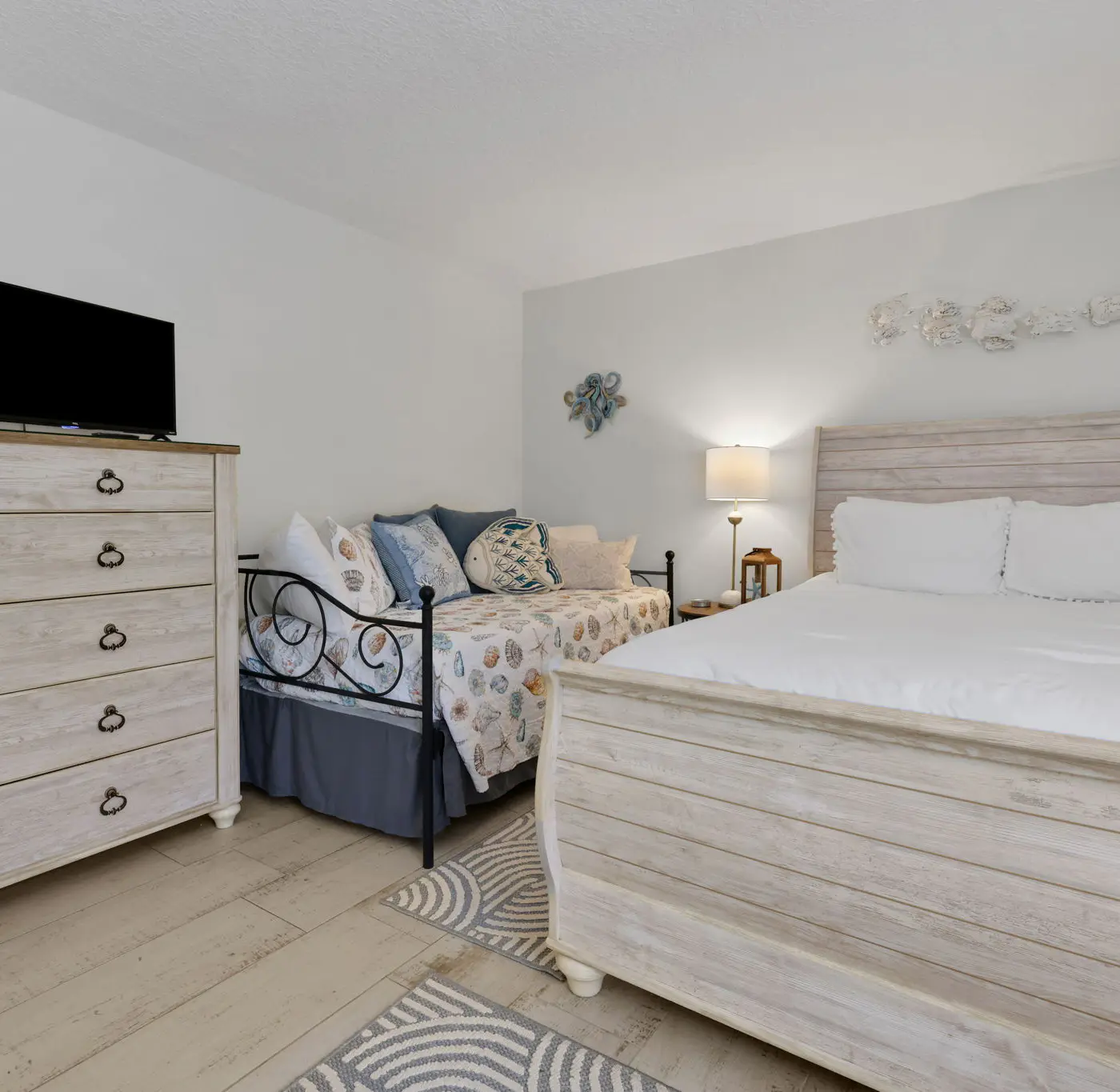 2104 Beach Wood