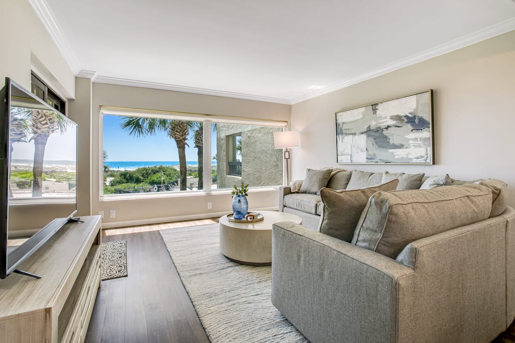 Completely renovated oceanfront condo w/washer/dryer & shared pool/tennis