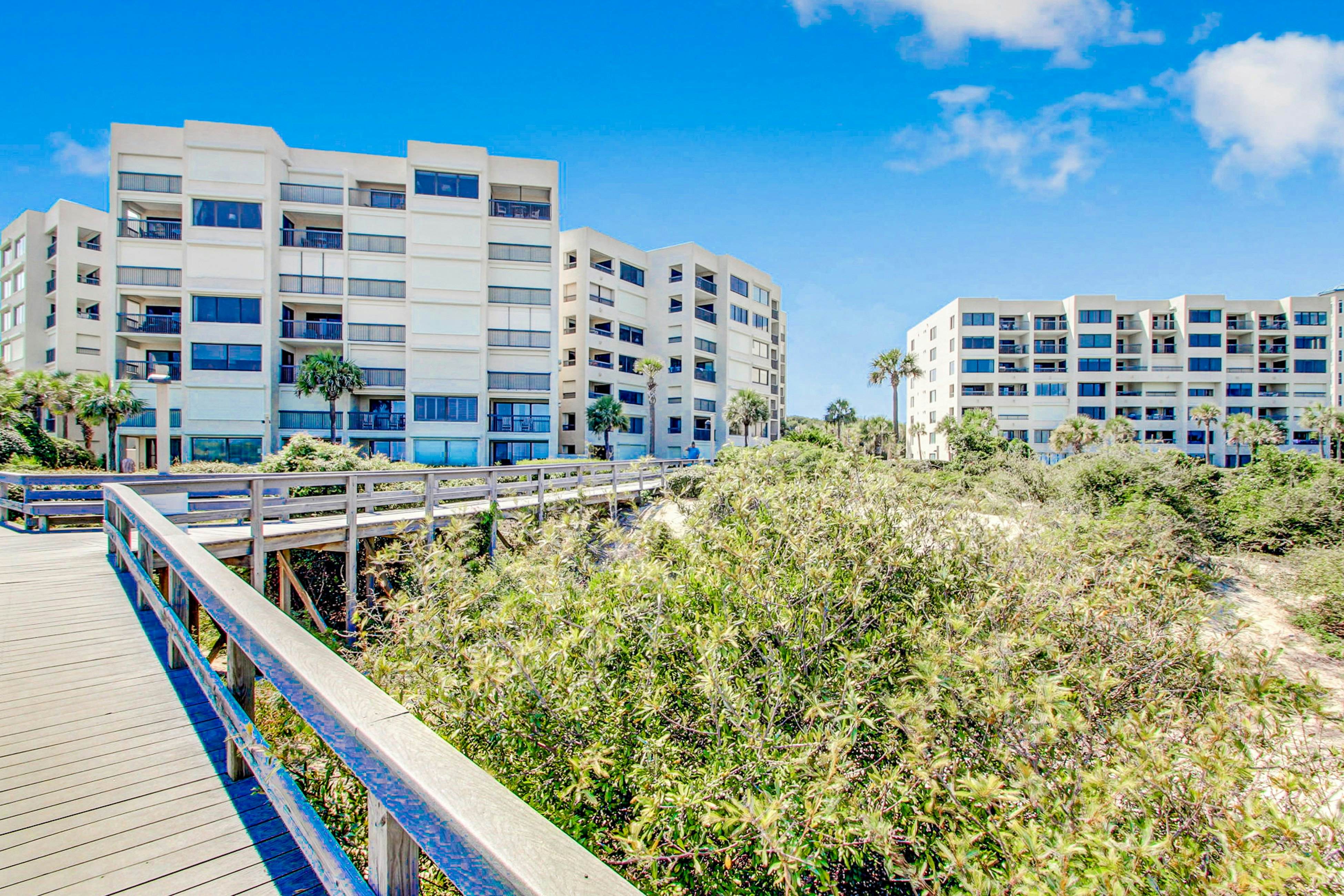 B120 Amelia Surf and Racquet