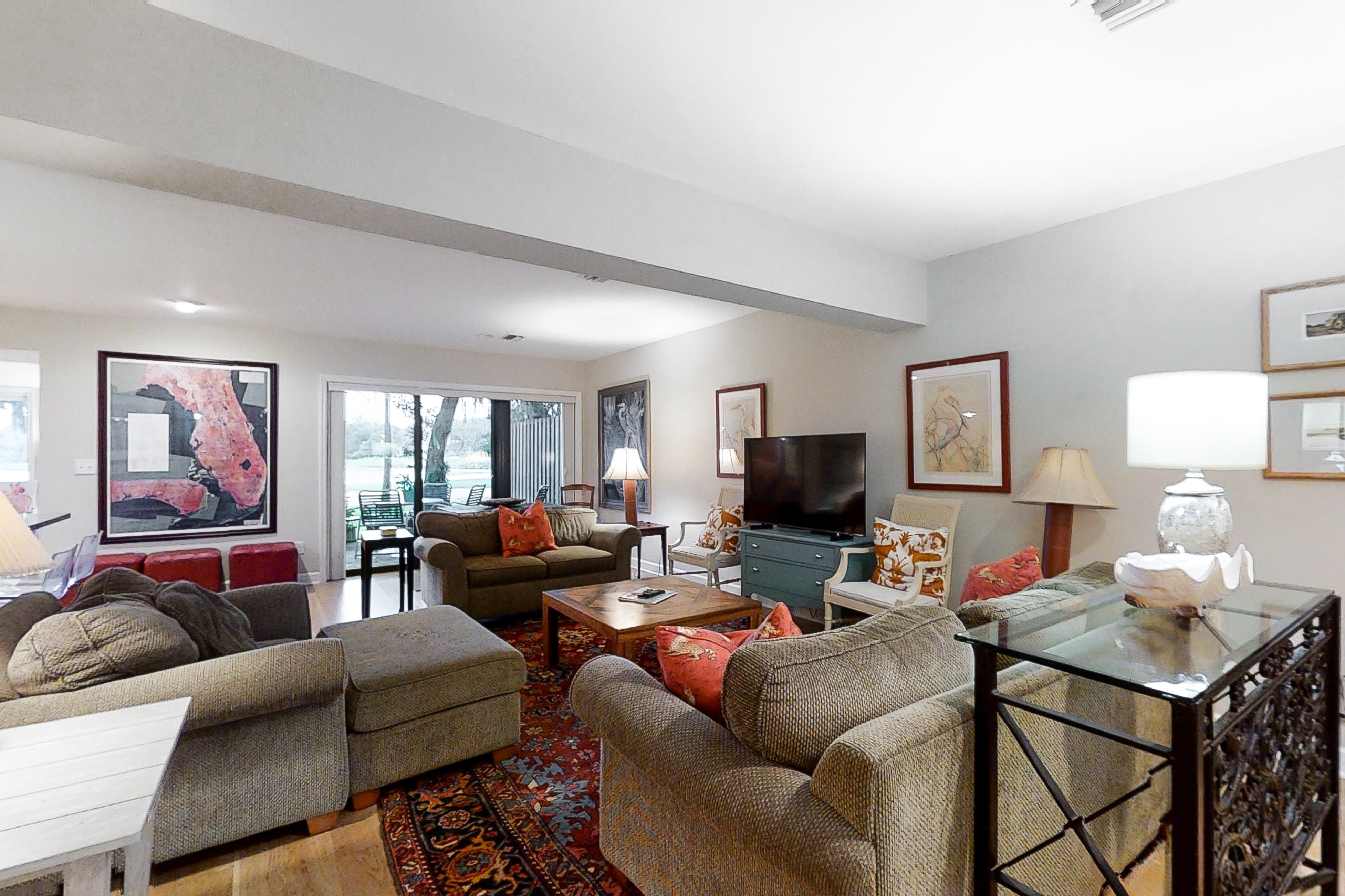 Updated & lovely villa with AC - steps from pool & beach