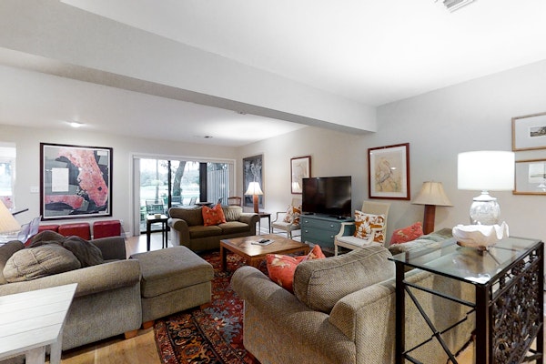 Updated & lovely villa with AC - steps from pool & beach