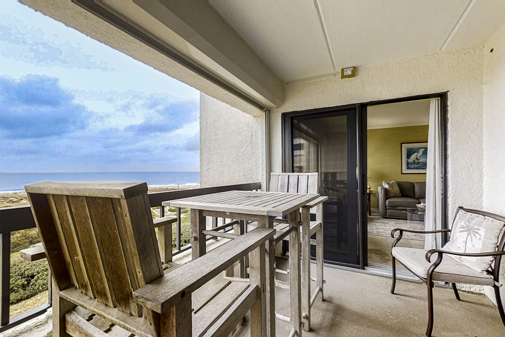 C116 Amelia Surf and Racquet