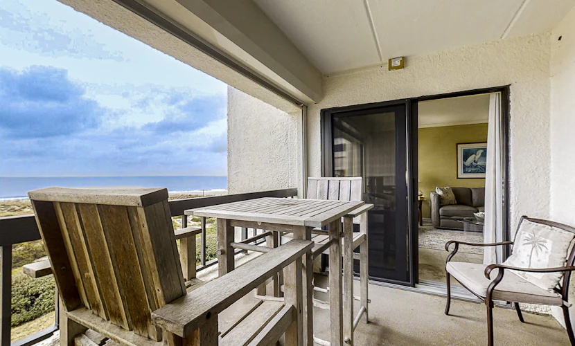 Oceanfront condo with pool & tennis - balcony, AC, WiFi & washer/dryer