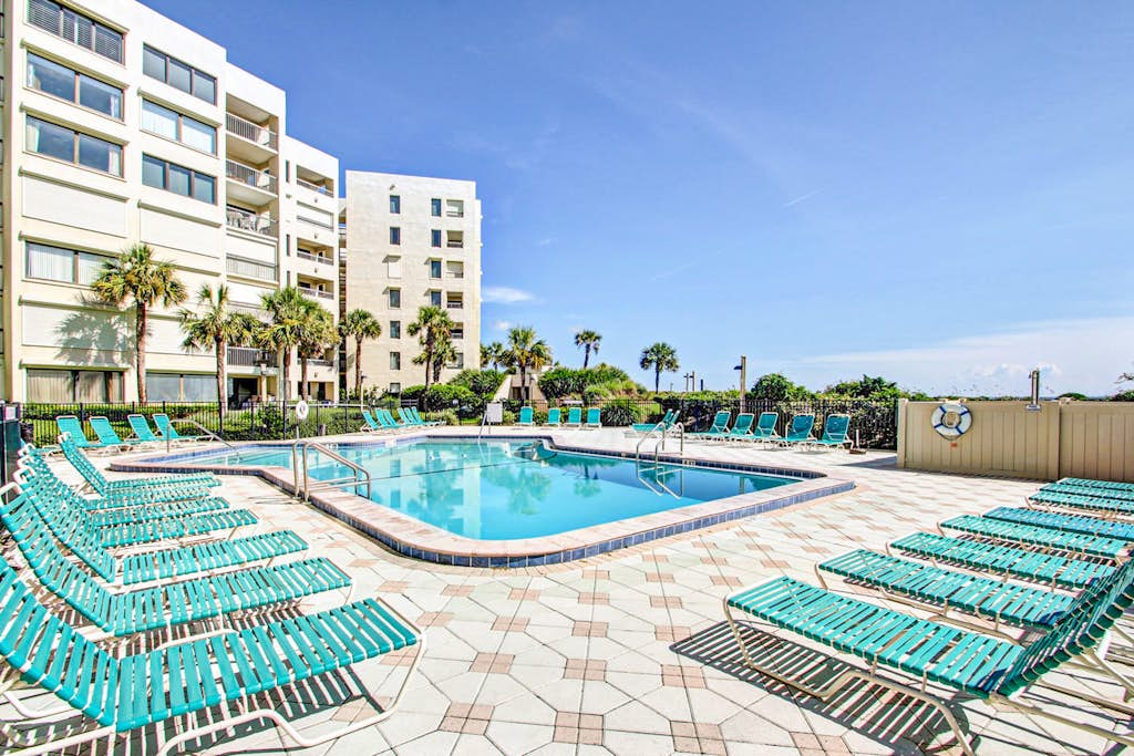 Oceanfront condo with pool & tennis - balcony, AC, WiFi & washer/dryer