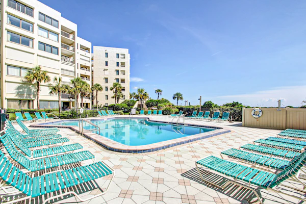 Oceanfront condo with pool & tennis - balcony, AC, WiFi & washer/dryer