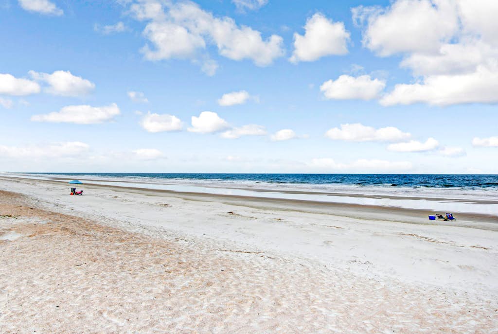 Oceanfront condo with pool & tennis - balcony, AC, WiFi & washer/dryer