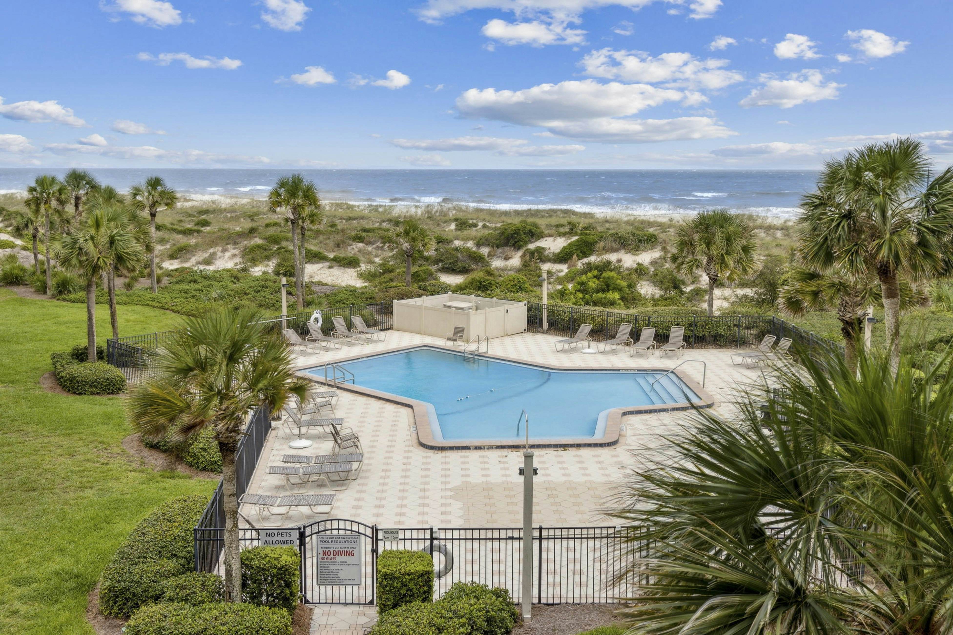 B126 Amelia Surf and Racquet