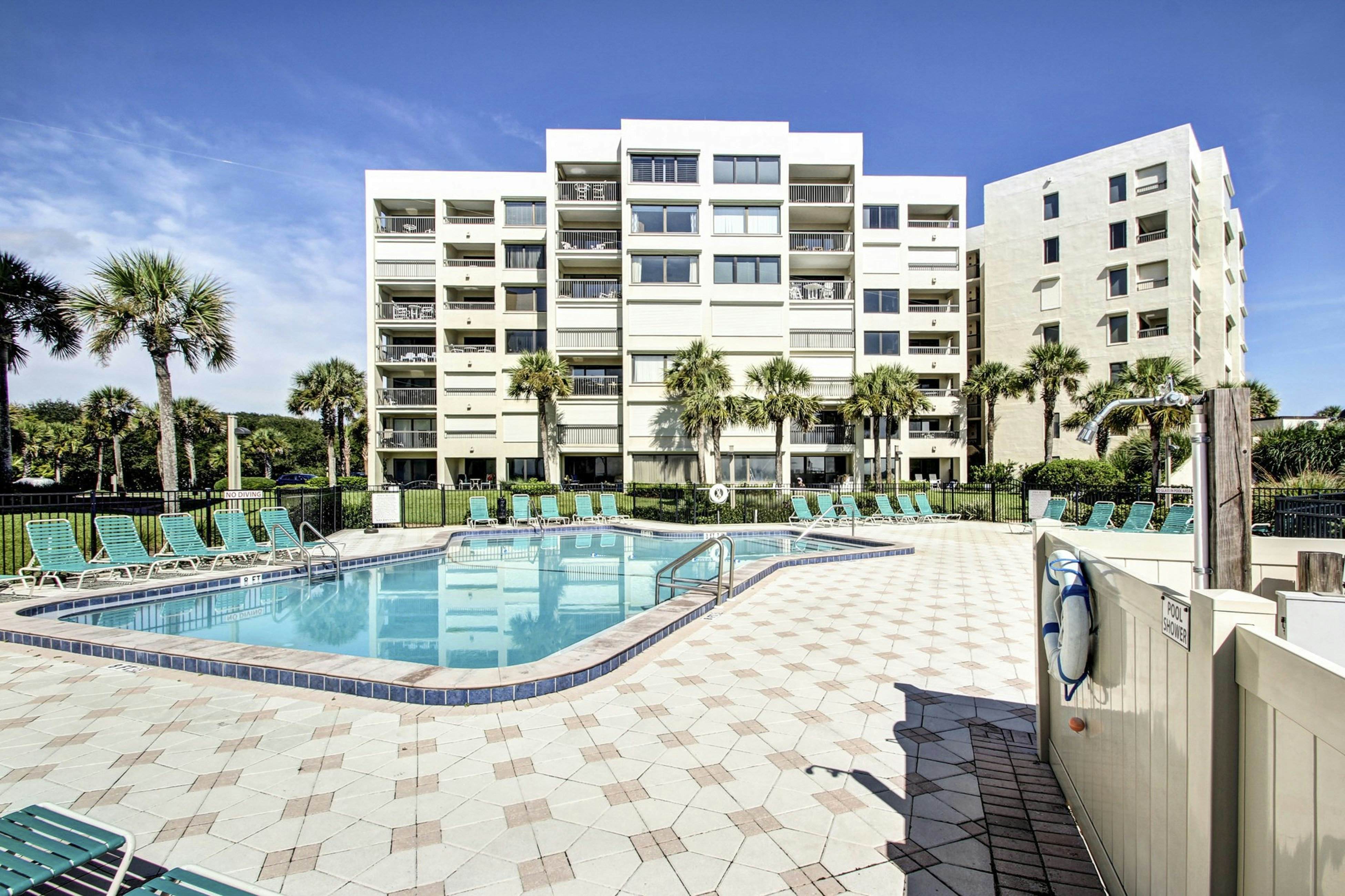 B126 Amelia Surf and Racquet