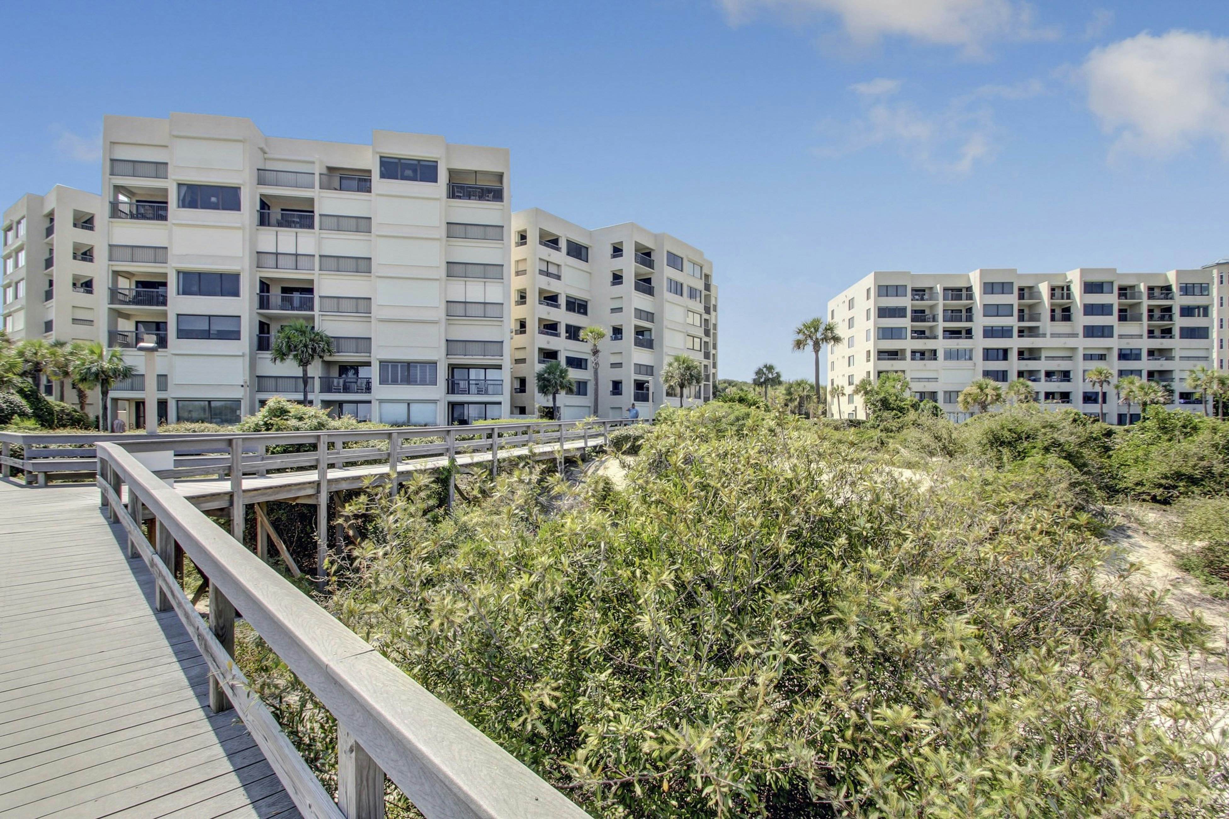 B126 Amelia Surf and Racquet