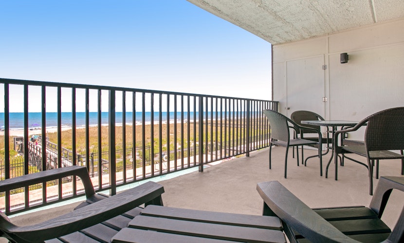 Sun-soaked Fernandina Beach oasis at Amelia South with pool & balcony