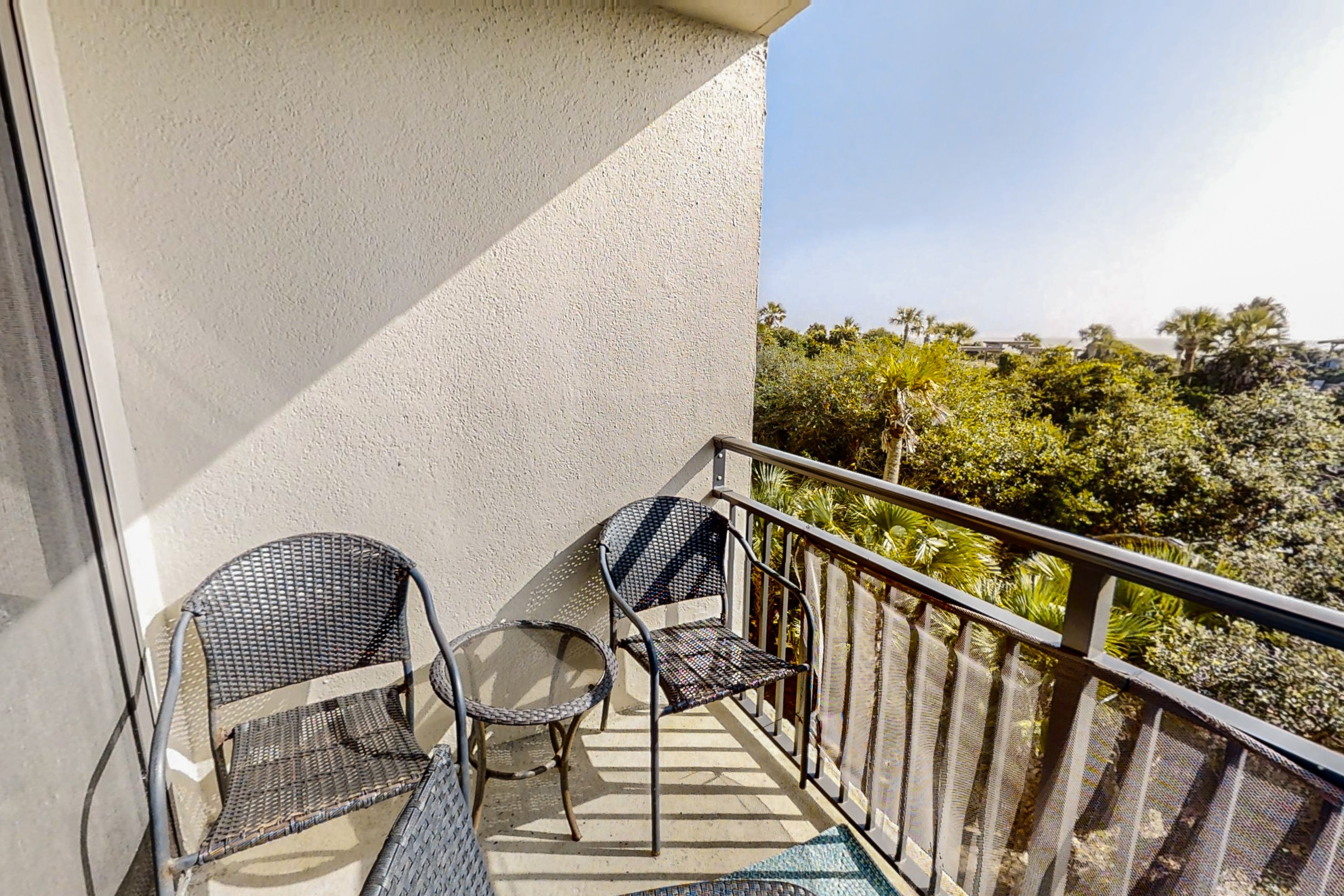 Spacious condo with beach access, balcony, AC & outdoor pool